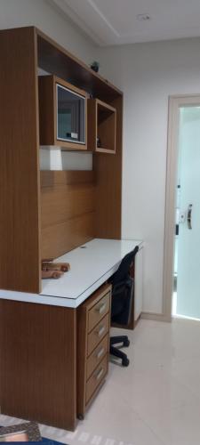 cocina con escritorio y microondas en Pousada Lima, en Volta Redonda