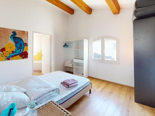 une chambre blanche avec un lit et une fenêtre dans l'établissement Villa familiale 7 pièces avec jardin et piscine à Agones - FR-1-785-29, à Ganges