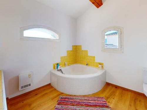 une salle de bain avec baignoire dans une chambre dans l'établissement Villa familiale 7 pièces avec jardin et piscine à Agones - FR-1-785-29, à Ganges