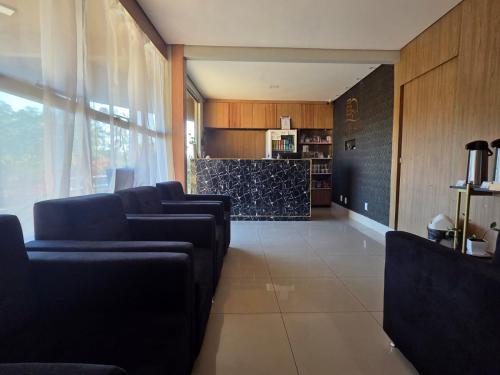 een woonkamer met banken en een keuken bij Hotel Danubio in Cuiabá