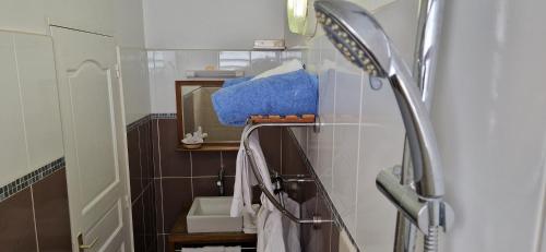 a bathroom with a sink and a mirror at Le Nid De Bellemont in Trois-Rivières