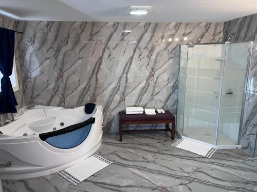 Koupelna v ubytování Chaplin Inn & Suites