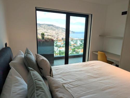 Ένα ή περισσότερα κρεβάτια σε δωμάτιο στο Sky-High Elegance Top-Floor Views of City, Ocean & Sunrise