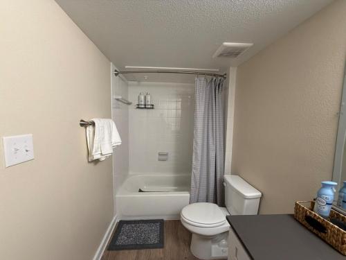 Koupelna v ubytování Stylish Stay Near AT&T and Six Flags Free Parking