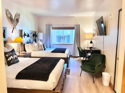 une chambre d'hôtel avec deux lits et un bureau dans l'établissement Stylish 2B2B Zermatt Villa Near Park City & Deer Valley Ski Resorts - 6668, à Mound City