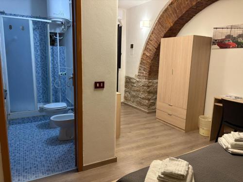 ein Bad mit einer Dusche und einem WC in einem Zimmer in der Unterkunft Cortili Himeresi in Termini Imerese