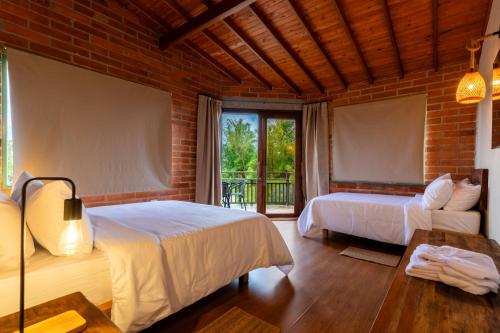 Un dormitorio con una cama y un sofá y una ventana. en Unique, en Guatapé