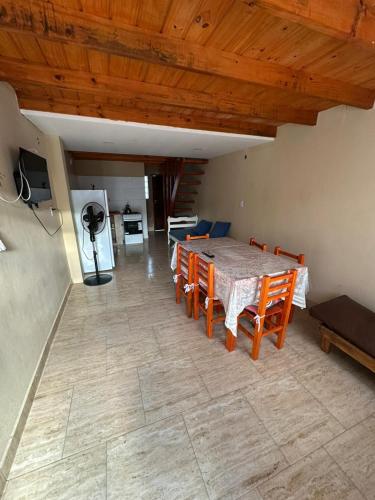 una sala da pranzo con un tavolo e sedie in una stanza di Duplex Las Malvinas a Las Toninas