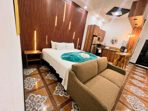 ein Hotelzimmer mit einem Bett und einem Stuhl in der Unterkunft Loft Lujoso y Moderno in Puerto Barrios