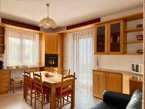 een keuken en eetkamer met een tafel en stoelen bij Ca' Prestin - Natura e Relax a 20 minuti da Bormio in Tovo di Sant'Agata