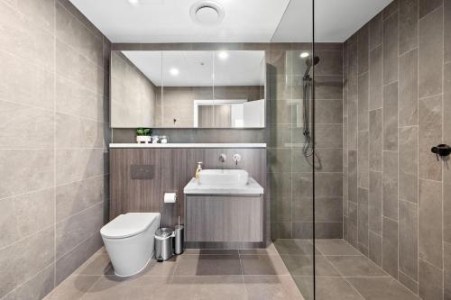 une salle de bain avec toilettes, lavabo et douche dans l'établissement SOP06 Stylish and Cosy 2 Bedroom Apt, à Sydney