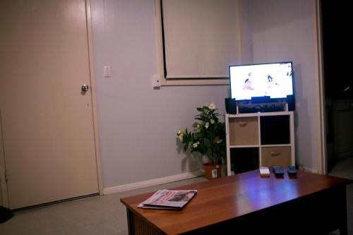TV a/nebo společenská místnost v ubytování Cave Place Units