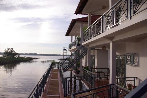 Phumĭ Prêk乐克奥玛别墅住宿加早餐旅馆的从大楼的阳台上可欣赏到水景