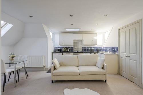 a living room with a white couch and a table at Moulsham Apartments in Chelmsford - Apartment C, Apartment E - Free WiFi & Free Parking - Long Stays Welcome in Chelmsford