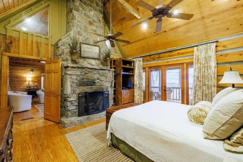 - une chambre avec un lit et une cheminée en pierre dans l'établissement Scenic Getaway - Hot Tub & Mountain Views, à Mentone