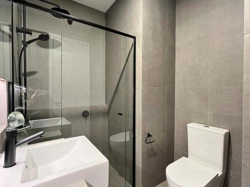 un bagno con wc, lavandino e doccia di Stylish CBD Retreat with 3BR,3BA,Balcony,2 Parking a Adelaide
