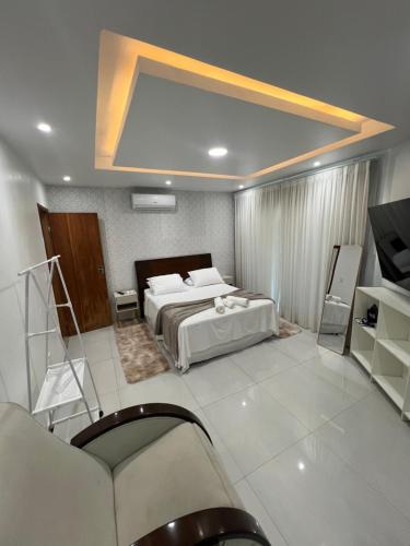 Villa chapman II في بوزيوس: غرفة نوم بها سرير وتلفزيون