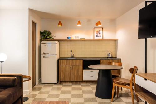 Köök või kööginurk majutusasutuses Retro Roadtrip Suite - La Vista Motel