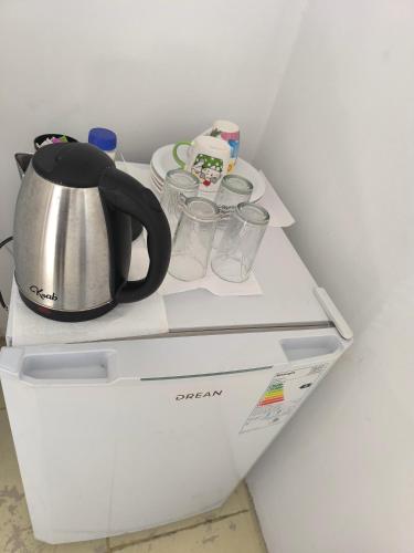 une bouilloire et des tasses sur un réfrigérateur dans l'établissement Ruta43, à Corrientes
