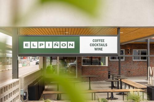 Chứng chỉ, giải thưởng, bảng hiệu hoặc các tài liệu khác trưng bày tại Cactus Jacks Hideout - La Vista Motel