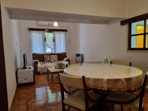 Istumisnurk majutusasutuses Casa con pileta y excelente ubicación a una cuadra de la plaza principal en Villa Giardino