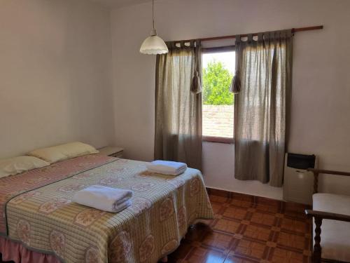 Voodi või voodid majutusasutuse Casa con pileta y excelente ubicación a una cuadra de la plaza principal en Villa Giardino toas