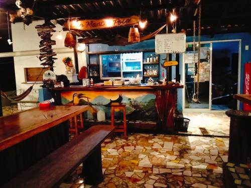 Ο χώρος του lounge ή του μπαρ στο Hostal Portobelo