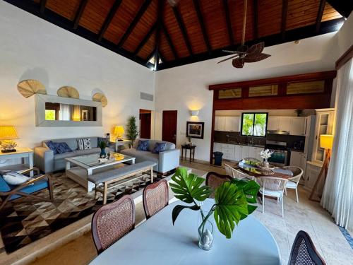 ein Wohnzimmer mit Tisch und Couch in der Unterkunft Villa in Cap Cana 4BR Green Village in Punta Cana