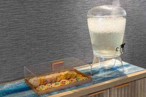 un verre de lait à côté d'une boîte de bonbons dans l'établissement Solita Soho Hotel, à New York