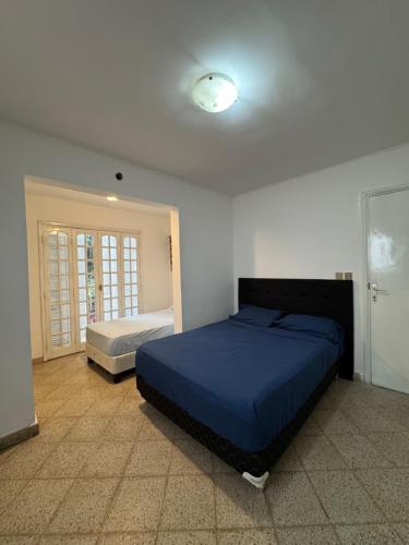 Un dormitorio con dos camas en una habitación. en La Casita Del Viajero, en Asunción