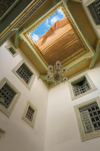 um tecto de um edifício com um lustre em Reggae Riad em Fez