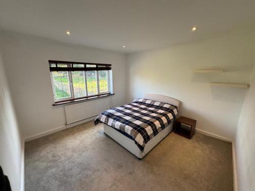 Postel nebo postele na pokoji v ubytování Entire Family Home with Massive Garden & Driveway