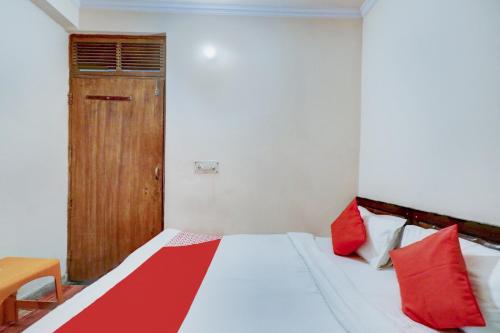 Ένα ή περισσότερα κρεβάτια σε δωμάτιο στο Hotel O Ratiram