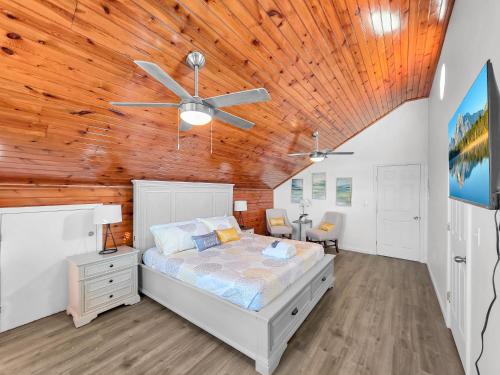 una camera da letto con un letto e un soffitto in legno di Over the Rainbow a Crystal Beach