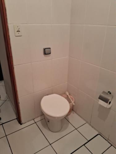 a bathroom with a white toilet in a stall at Recanto feliz in São Thomé das Letras