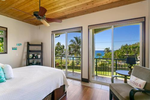 Una cama o camas en una habitación de Luxury family home , walk to beach, Pool & Spa