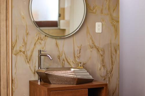 une salle de bain avec un lavabo et un miroir dans l'établissement Sierra Nevada 2, à Ibarra