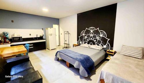 une chambre avec un lit avec un mur noir et blanc dans l'établissement Studio Astral, à Uberlândia