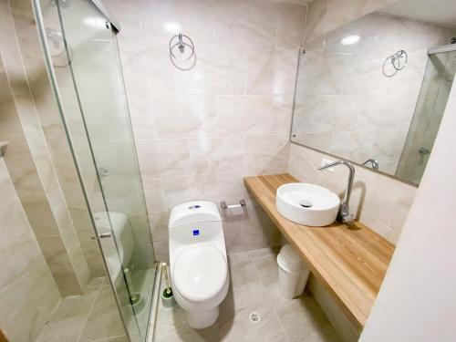 a bathroom with a toilet and a sink and a shower at Acogedor apto en Coveñas 301 in Coveñas