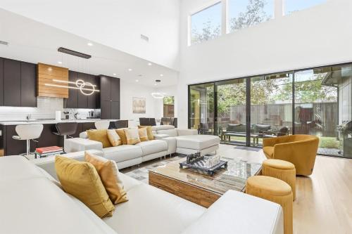 un soggiorno con mobili bianchi e una cucina di Upscale Modern Living - 4BD 4BA Backyard & Cinema a Oldham