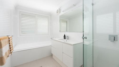 Koupelna v ubytování Stargazer Cottage Waterfront Reserve with Private Studio