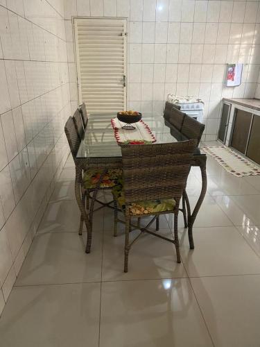 einen Esstisch und Stühle in einem Zimmer in der Unterkunft Casa espaçosa e confortável perto do Aeroporto in Sao Jose do Rio Preto