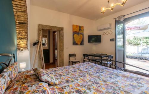 ein Schlafzimmer mit Bett und Tisch und ein Balkon in der Unterkunft Nonni in Santa Venerina