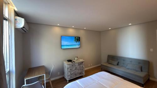 Μια τηλεόραση ή/και κέντρο ψυχαγωγίας στο Apt 711 - Elegância com vista parcial do mar