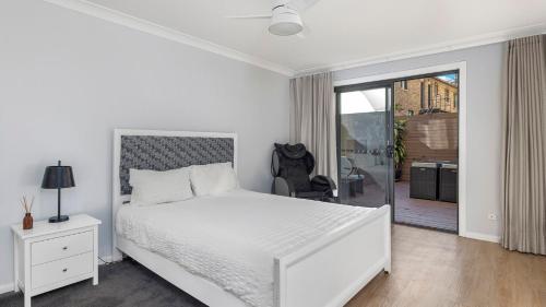 Postel nebo postele na pokoji v ubytování Tide and Tennis Retreat Nelson Bay