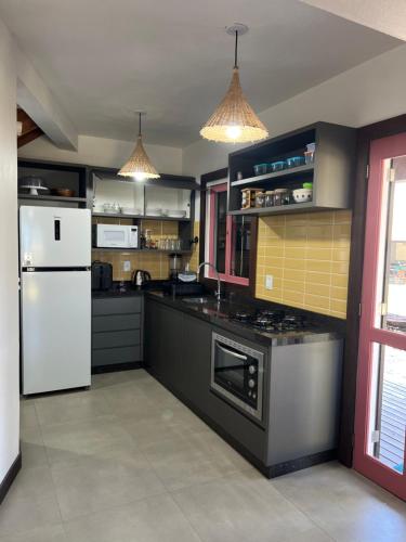 Kuchyň nebo kuchyňský kout v ubytování Chalé Azul da Praia