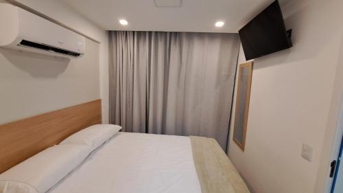 En eller flere senge i et værelse på Harbor Living - Flat no Centro, Piscina, Academia & Wi-Fi