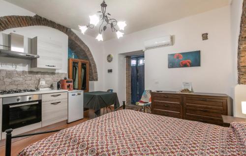 eine Küche und ein Schlafzimmer mit einem Bett und einem Tisch in der Unterkunft Archi in Santa Venerina