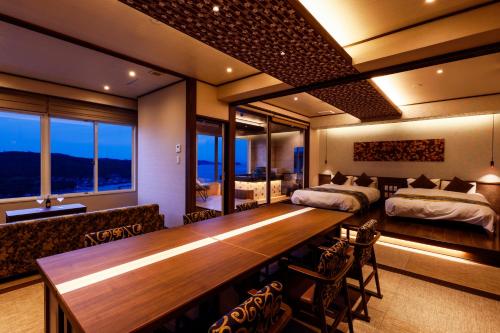 Ένα ή περισσότερα κρεβάτια σε δωμάτιο στο Toba View Hotel Hanashinju