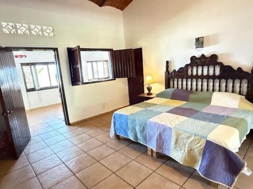 Ένα ή περισσότερα κρεβάτια σε δωμάτιο στο Oceanfront - 3BR Entire Beachfront Home-Los Ayala Beach!